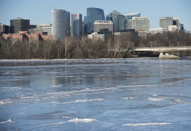 The urban neighborhood of Rosslyn is seen across a frozen Potomac river in Washington, DC on January 5, 2018. The National Weather Service said that very cold temperatures and wind chills will follow for much of the eastern third of the US through the weekend. A cold wave gripping a large section of the United States had already been blamed for a dozen deaths. / AFP PHOTO / ANDREW CABALLERO-REYNOLDS