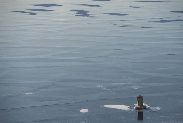 A river marker floats on a frozen Potomac river in Washington, DC on January 5, 2018. The National Weather Service said that very cold temperatures and wind chills will follow for much of the eastern third of the US through the weekend. A cold wave gripping a large section of the United States had already been blamed for a dozen deaths. / AFP PHOTO / ANDREW CABALLERO-REYNOLDS