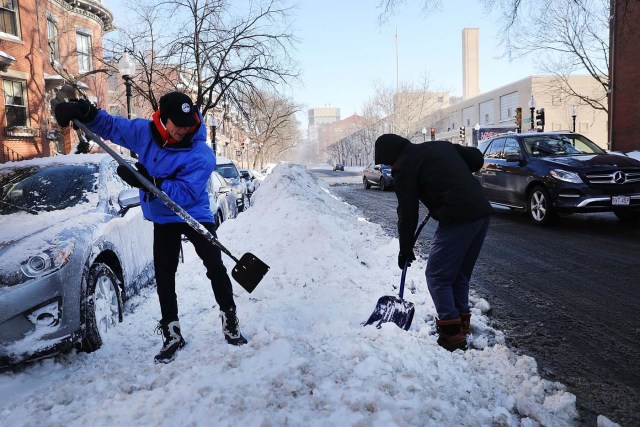 BOSTON, MA - JANUARY 05: A couple dig their car out the morning after a massive winter storm on January 5, 2018 in Boston, United States. Schools and businesses throughout the Boston area get back to work today after the city received over a foot of snow during a fast moving storm yesterday. Spencer Platt/Getty Images/AFP