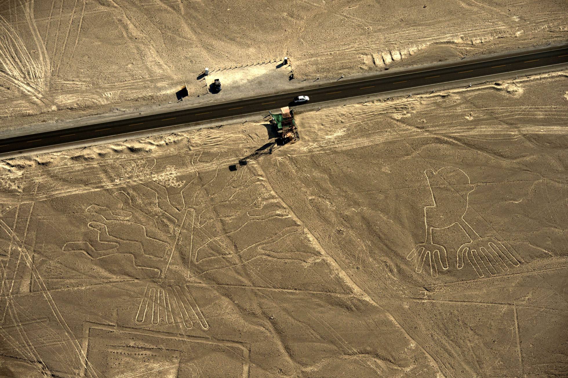 Un camión daña las milenarias Líneas de Nasca en Perú