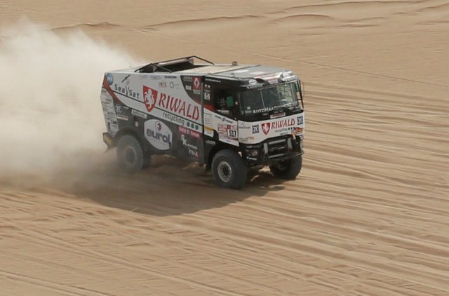 Dakar Rally - 2018 Peru-Bolivia-Argentina Dakar rally - 40th Dakar Edition Stage two, Pisco to Pisco - January 7, 2018. Gert Huzink and copilot Rob Buursen of the Netherlands drive their Renault. REUTERS/Andres Stapff