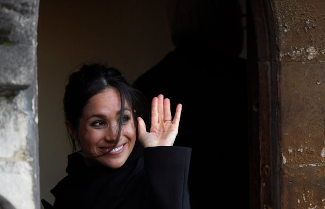 Meghan Markle saluda a los admiradores durante una visita al Castillo de Cardiff con su prometida, el Príncipe Harry de Gran Bretaña en Cardiff, Gran Bretaña, el 18 de enero de 2018. REUTERS / Toby Melville