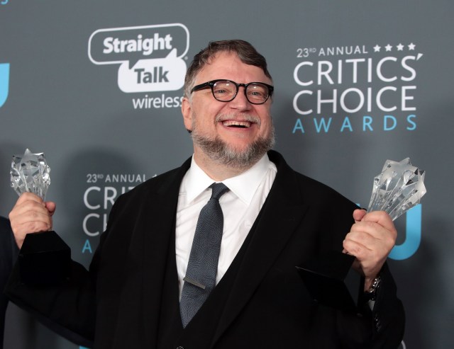 Imagen de archivo del director Guillermo del Toro con sus premios a la Mejor Película y al Mejor Director por su filme "The Shape of Water", en la entrega de los galardones Critic's Choice en Santa Monica, EEUU, ene 11, 2018. REUTERS/Monica Almeida