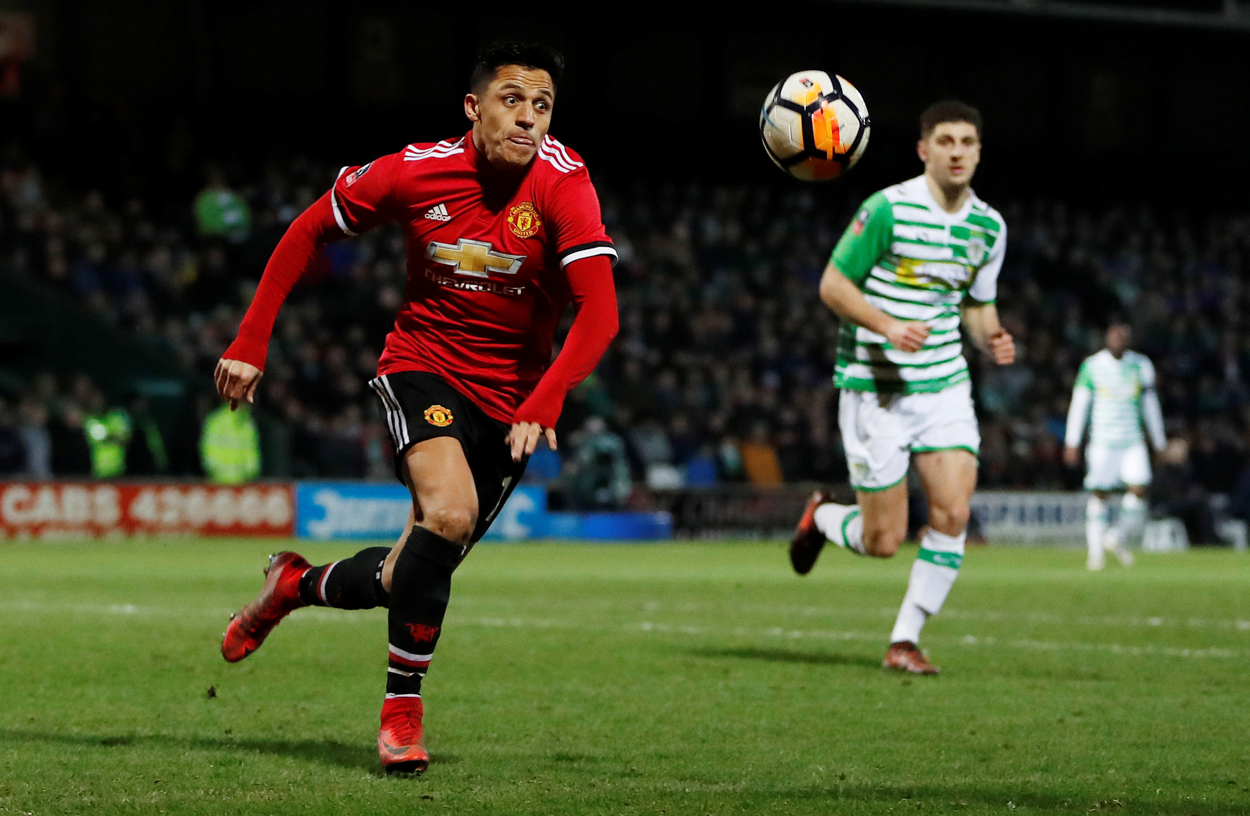 Alexis Sánchez debuta en Manchester United con asistencia y triunfo en Copa