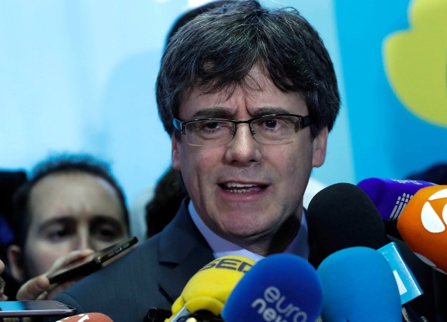 El expresidente catalán Carles Puigdemont habla con periodistas en Bruselas. Imagen de archivo. 24 de enero de 2018. REUTERS/Yves Herman