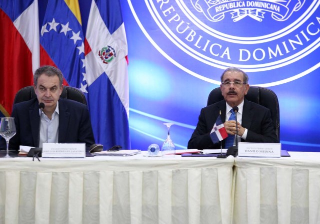 Former Spanish Prime Minister Jose Luis Rodriguez Zapatero and Dominican Republic's President Danilo Medina attend a meeting in Santo Domingo, Dominican Republic January 30, 2018. REUTERS/Ricardo Rojas