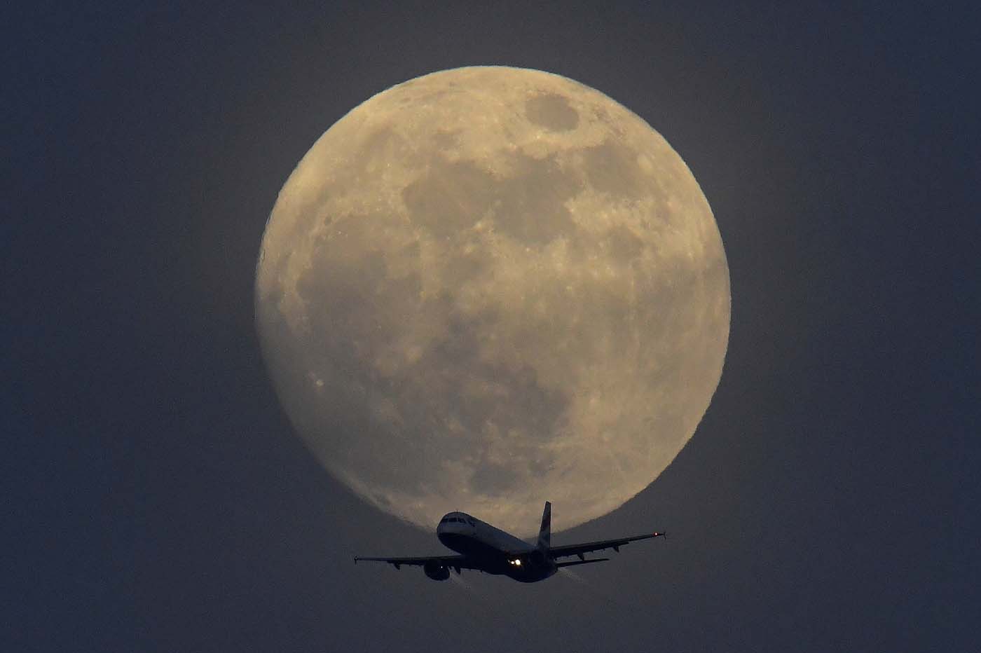 La superluna comienza a brillar en el cielo (fotos)