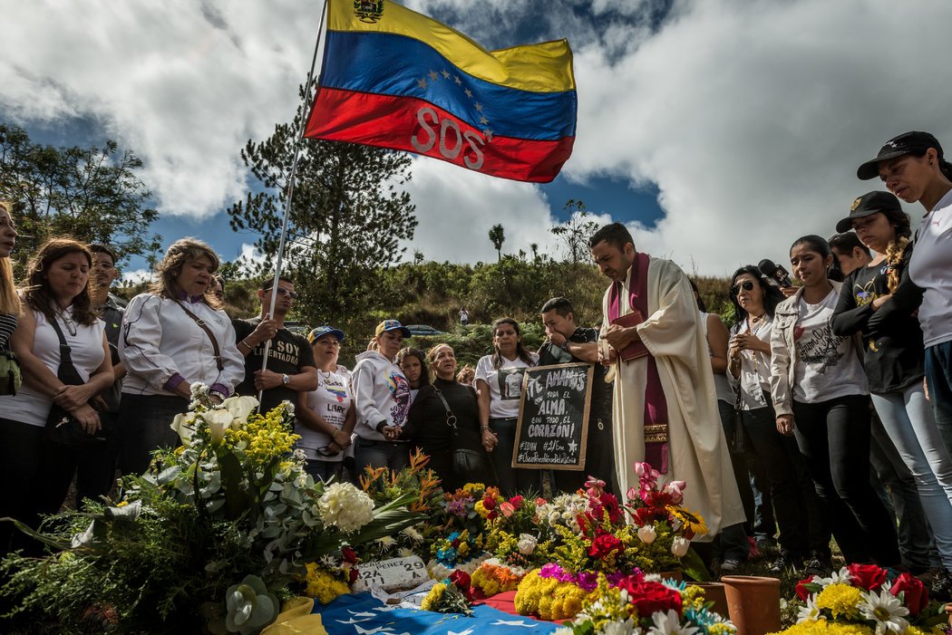 El relato del sacerdote que enterró a Óscar Pérez y que le valió el exilio