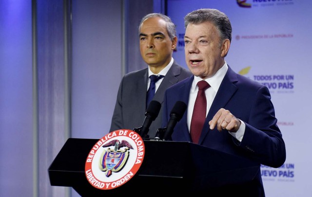 BOG01. BOGOTÁ (COLOMBIA), 10/01/2017. Fotografía cedida por la Presidencia de Colombia, del presidente colombiano Juan Manuel Santos (d), junto al Alto Comisionado para la Paz, Rodrigo Rivera (i), durante una alocución hoy, miércoles 10 de enero de 2018, en Bogotá (Colombia). Santos ordenó hoy el regreso de Quito (Ecuador) del equipo del Gobierno que negocia la paz con el ELN, luego de que esa guerrilla reanudara las acciones terroristas horas después de concluir un cese bilateral del fuego. EFE/EFRAÍN HERRERA - SIG/PRESIDENCIA DE COLOMBIA/SOLO USO EDITORIAL/NO VENTAS