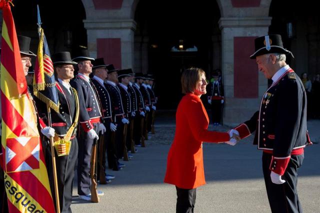  La presidenta del Parlament Carme Forcadell (c), pasa revista a una formación de los Mossos d'Esquadra a su llegada al Parlament donde se va a celebrar el pleno de constitución para dar inicio a la XII legislatura, una sesión en la que pese a la ausencia de ocho diputados electos, entre ellos Carles Puigdemont, los independentistas esperan elegir a Roger Torrent como nuevo presidente de la cámara catalana. EFE/Quique García