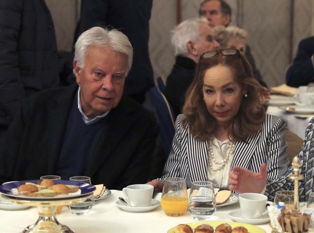 GRAF894. MADRID, 17/01/2018.- El expresidente del Gobierno, Felipe González (i), junto a Antoñeta Jurado (d), esposa del presidente editor del diario venezolano El Nacional, Miguel Otero, durante el Foro de la Nueva Comunicación, hoy en un hotel de Madrid. EFE/ Ballesteros