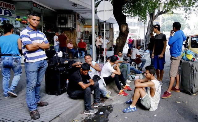 ACOMPAÑA CRÓNICA: COLOMBIA VENEZUELA. BOG04. CÚCUTA (COLOMBIA), 26/01/2017. Ciudadanos venezolanos se reúnen en un parque público hoy, viernes 26 de enero de 2018, en Cúcuta (Colombia). La ciudad colombiana de Cúcuta ha sido siempre sinónimo de hermandad e integración con Venezuela por su privilegiada situación en la línea de frontera, pero la avalancha de personas que llega a diario para escapar de la crisis del país vecino amenaza esa convivencia. EFE/Schneyder Mendoza