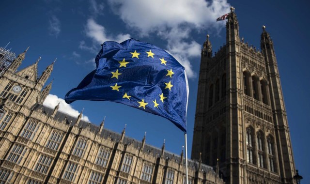 RBR01 LONDRES (REINO UNIDO), 22/09/2017.- Vista de una bandera de la Unión Europea durante una manifestación cerca del Parlamento británico en Londres, Reino Unido, hoy, 22 de septiembre de 2017. La primera ministra británica, Theresa May, ha dado un discurso en Florencia en el que garantizó que durante el periodo de transición de salida del Reino Unido de la Unión Europea su país mantendrá las leyes europeas, aunque dijo que se reservará el derecho a proteger sus fronteras. EFE/Will Oliver