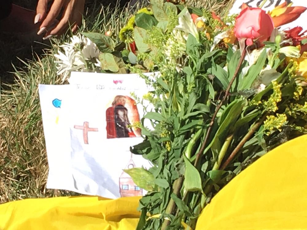 ¡Parte el alma! Los dibujos que le llevó el hijo de 6 años de José Díaz Pimentel al Cementerio (Fotos)