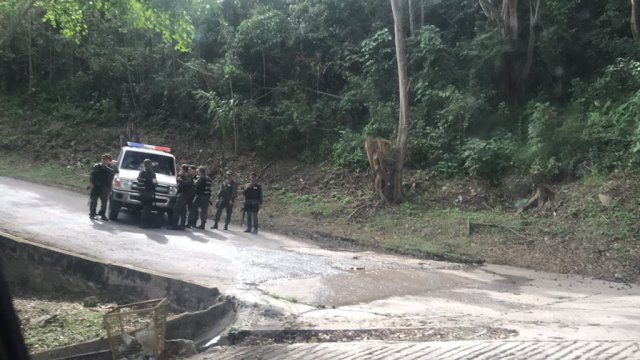 GNB impiden acceso a familiares de los asesinados en Cementerio del Este // Foto @delsasolorzano 