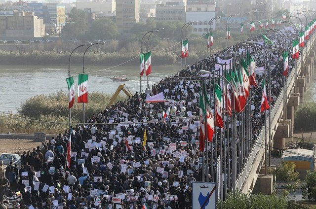 People take part in pro-government rallies, Iran, January 3, 2018. Tasnim News Agency/Handout via REUTERS ATTENTION EDITORS - THIS PICTURE WAS PROVIDED BY A THIRD PARTY. NO RESALES. NO ARCHIVE.