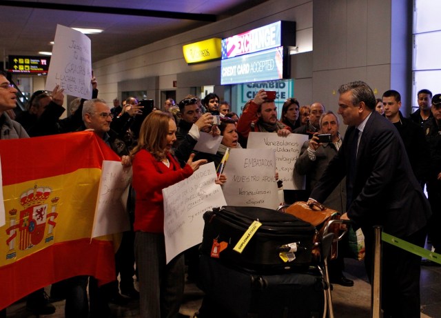 GRAF487. MADRID (ESPAÑA), 30/01/2018.-El embajador de España en Venezuela, Jesús Silva Fernández (d), a su llegada a Madrid tras ser declarado el pasado jueves "persona no grata" por el Gobierno de Nicolás Maduro, que le dio un plazo de 72 horas para abandonar el país. El diplomático español partió desde el Aeropuerto Internacional Simón Bolívar, cercano a Caracas, tras haberse despedido de Venezuela con un mensaje de agradecimiento y la promesa de que seguirá trabajando desde España por ese país caribeño. EFE /Fran del Olmo