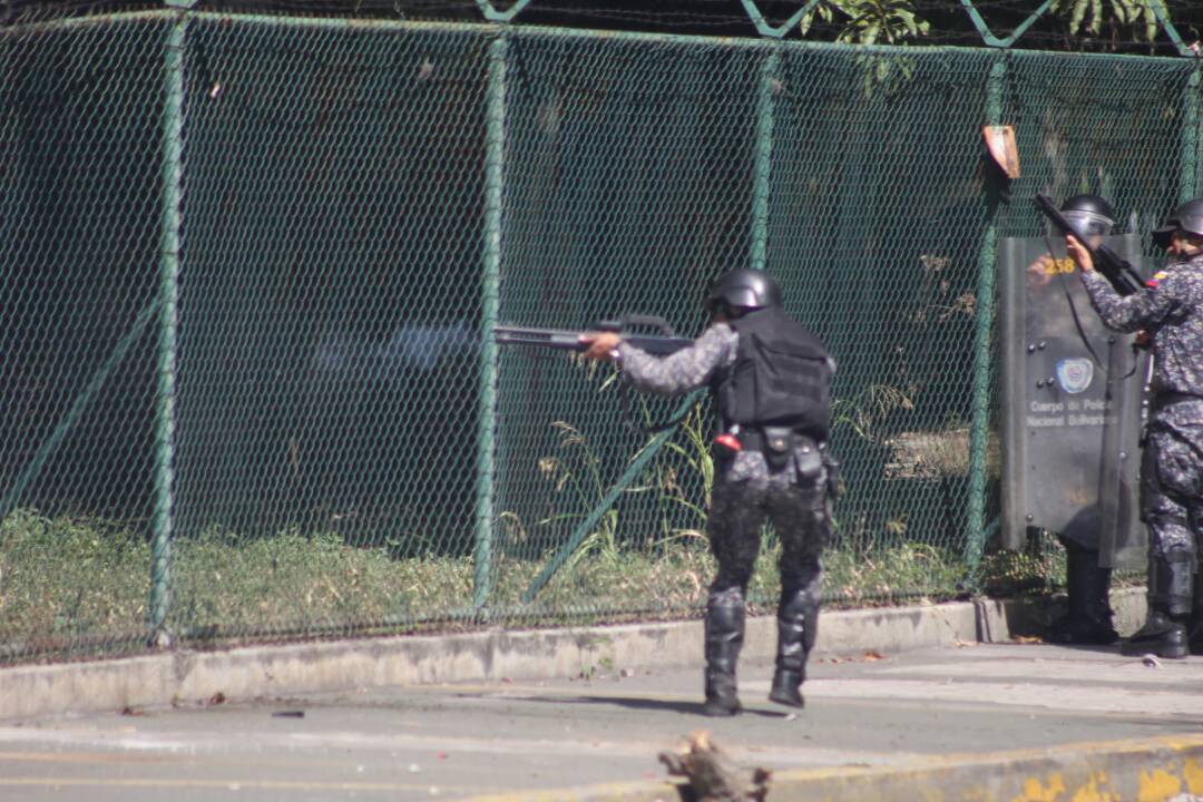 Lacrimógenas y perdigones contra manifestantes en la plaza Las Tres Gracias: Al menos cuatro estudiantes heridos #22Ene