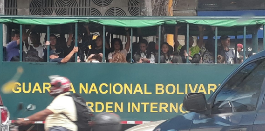 ¡Los “logros” de la revolución! Venezolanos se trasladan en camiones de la GNB por paro de transporte #30Ene