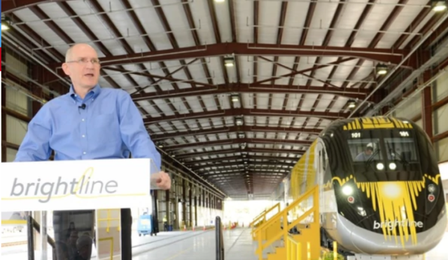 Brightline terminado en el taller en West Palm Beach, Florida. Presidente de Brightline, Mike Reininger