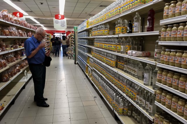 Personas buscan alimentos en un supermercado hoy, sábado 6 de enero del 2018, en la ciudad de Caracas (Venezuela). Inspectores del Gobierno venezolano ordenaron este viernes a unas 26 cadenas de supermercados en Venezuela bajar los precios de distintos productos, informó hoy el diario local Últimas Noticias, que no detalla el porcentaje de la rebaja. EFE/Miguel Gutiérrez