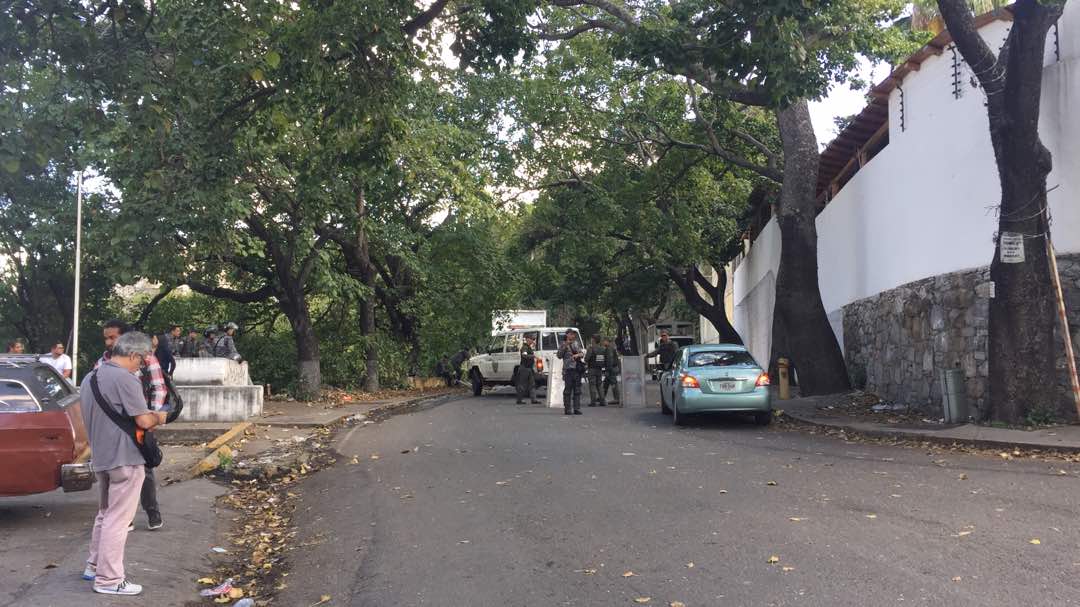 Familiares de Óscar Pérez y manifestantes en la morgue de Bello Monte en exigencia de entrega del cuerpo (FOTOS)