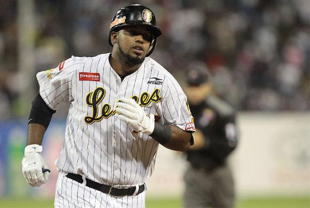 Alexander Palma, jardinero de los Leones del Caracas. AVS Photo Report