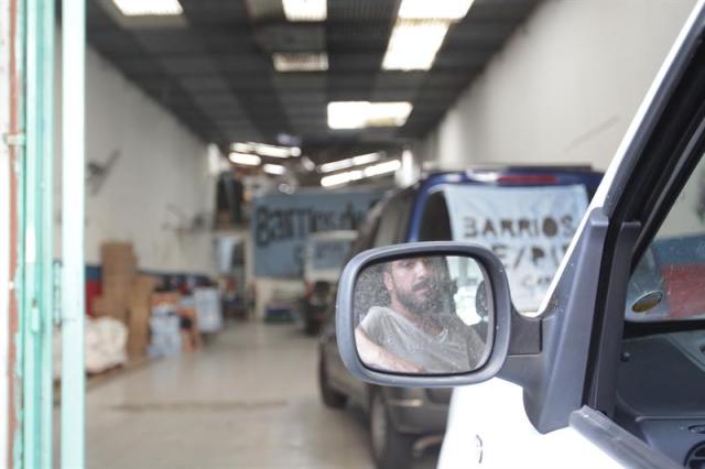 Varios vehículos de la organización Barrios de Pie permanecen estacionados antes de partir a Chile para asistir a la visita del papa Francisco hoy, viernes 12 de enero de 2018, en Buenos Aires