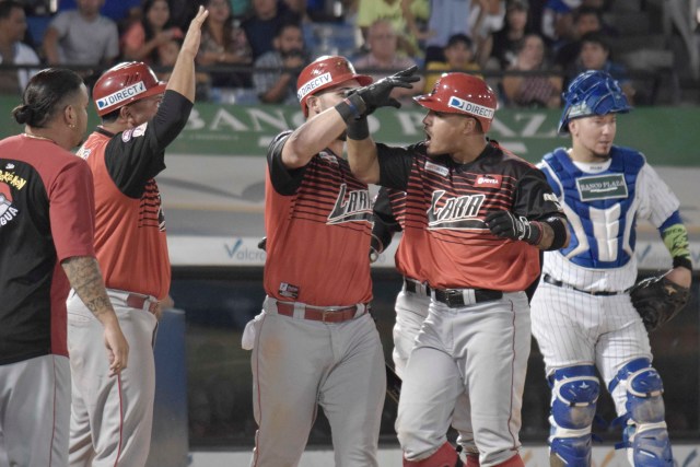 Álex Romero celebra con sus compañeros de Cardenales de Lara, tras anotar una carrera. AVS Photo Report