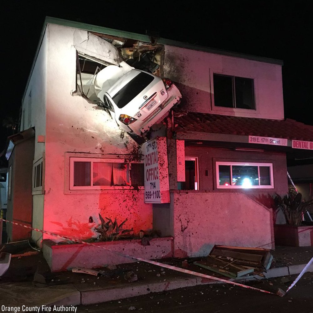 ¡De película! Incrustó el carro contra el segundo piso de una oficina (FOTOS)