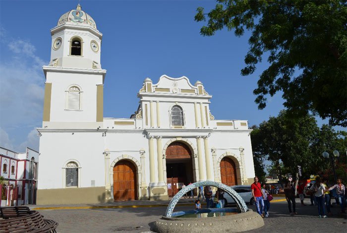 La Divina Pastora comienza a recibir feligreses a sólo días de su procesión (fotos)