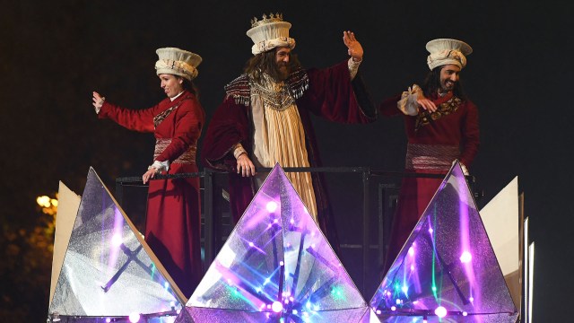 Entertainers take part in the traditional Three Kings parade (Cabalgata de los Reyes Magos) marking Epiphany in Madrid on January 5, 2018. / AFP PHOTO / GABRIEL BOUYS