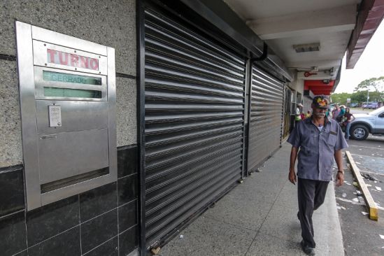 Ciudadanos también manifiestan su preocupación al observar importantes comercios cerradosFOTO WILLIAM URDANETA