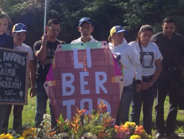 El Señor del Papagayo en el Cementerio del Este #21Ene // Foto  @GabyGabyGG