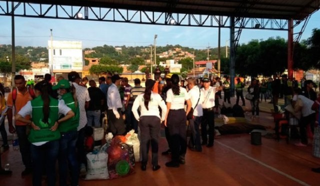 Venezolanos son desalojados de una cancha deportiva en Cúcuta // Foto La Opinión