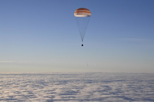 La cápsula espacial Soyuz MS-06 que transporta el equipo de la Estación Espacial Internacional (ISS) del cosmonauta ruso Alexander Misurkin y los astronautas de la NASA Mark Vande Hei y Joe Acaba desciende debajo de un paracaídas antes de aterrizar en un área remota fuera de la ciudad de Dzhezkazgan (Zhezkazgan), Kazajstán , el 28 de febrero de 2018. / AFP PHOTO / POOL / ALEXANDER NEMENOV