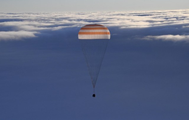 La cápsula espacial Soyuz MS-06 que transporta el equipo de la Estación Espacial Internacional (ISS) del cosmonauta ruso Alexander Misurkin y los astronautas de la NASA Mark Vande Hei y Joe Acaba desciende debajo de un paracaídas antes de aterrizar en un área remota fuera de la ciudad de Dzhezkazgan (Zhezkazgan), Kazajstán , el 28 de febrero de 2018. / AFP PHOTO / POOL / ALEXANDER NEMENOV