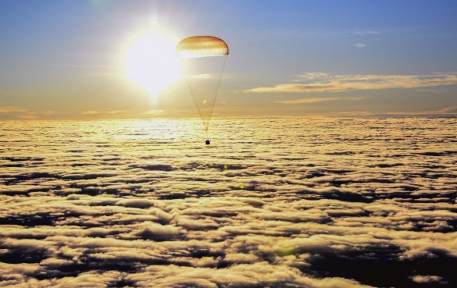 La cápsula espacial Soyuz MS-06 que transporta el equipo de la Estación Espacial Internacional (ISS) del cosmonauta ruso Alexander Misurkin y los astronautas de la NASA Mark Vande Hei y Joe Acaba desciende debajo de un paracaídas antes de aterrizar en un área remota fuera de la ciudad de Dzhezkazgan (Zhezkazgan), Kazajstán , el 28 de febrero de 2018. / AFP PHOTO / POOL / ALEXANDER NEMENOV