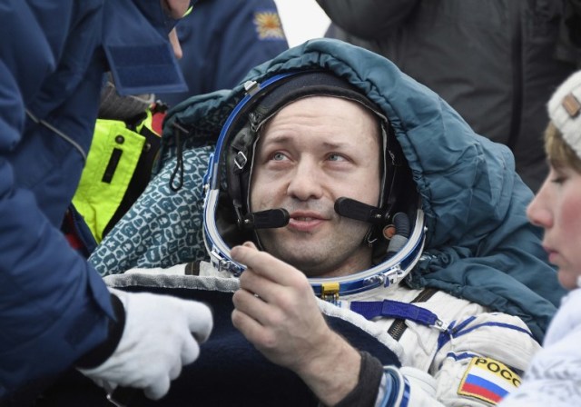 El cosmonauta ruso Alexander Misurkin descansa en una silla después de aterrizar en un área remota a las afueras de la ciudad de Dzhezkazgan (Zhezkazgan), Kazajstán, el 28 de febrero de 2018. AFP PHOTO / POOL / ALEXANDER NEMENOV