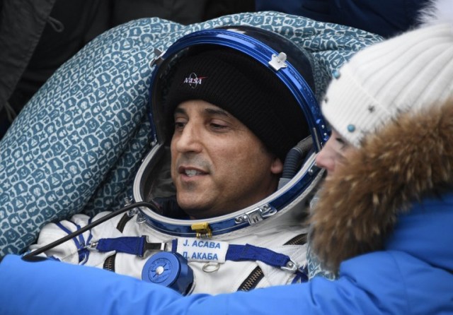 El astronauta de la NASA Joe Acaba descansa en una silla después de aterrizar en un área remota a las afueras de la ciudad de Dzhezkazgan (Zhezkazgan), Kazajstán, el 28 de febrero de 2018. / AFP PHOTO / POOL / ALEXANDER NEMENOV