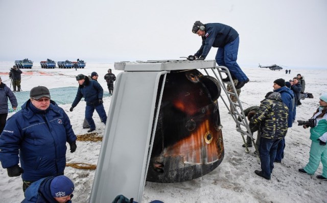 Equipo de búsqueda y rescate trabaja en el sitio de aterrizaje de la cápsula espacial Soyuz MS-06 con el equipo de la Estación Espacial Internacional (ISS) del cosmonauta ruso Alexander Misurkin y los astronautas de la NASA Mark Vande Hei y Joe Acaba en un área remota fuera de la ciudad de Dzhezkazgan (Zhezkazgan), Kazajstán, el 28 de febrero de 2018. / AFP PHOTO / POOL / ALEXANDER NEMENOV