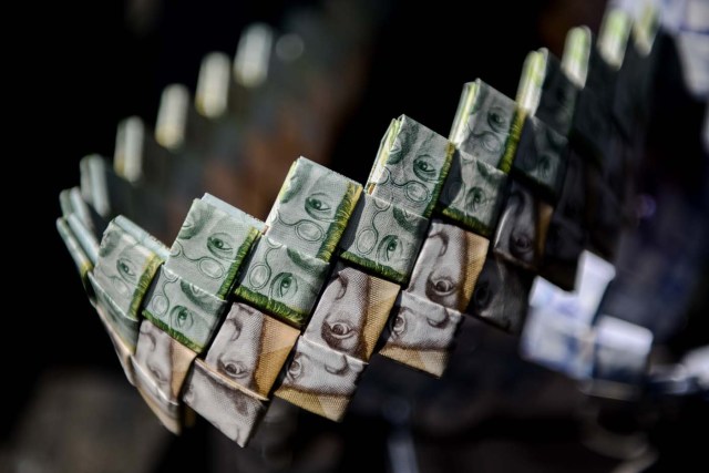 Closeup of the strap of a purse made by Venezuelan Wilmer Rojas, out of Bolivar banknotes in Caracas on January 30, 2018. A young Venezuelan tries to make a living out of devalued Bolivar banknotes by making crafts with them. / AFP PHOTO / FEDERICO PARRA