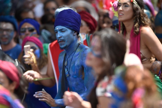 El desfile de las mayores escuelas de samba de Rio de Janeiro, una explosión de ritmo, plumas y purpurina. AFP PHOTO / DOUGLAS MAGNO