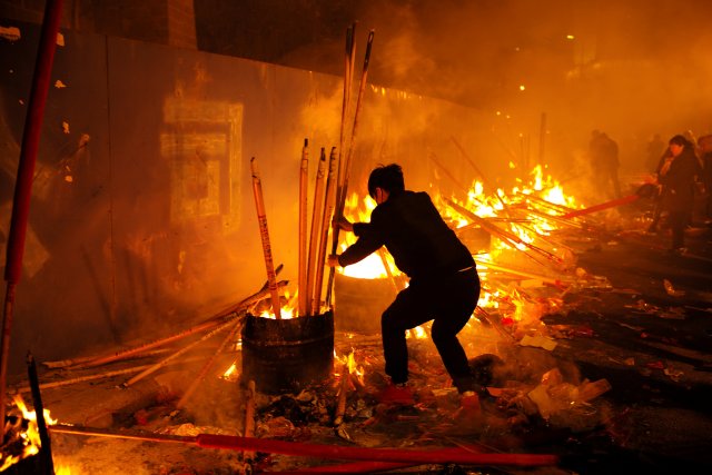 People burn incense sticks and pray for good fortune at Giant Buddhist Temple as they celebrate the Chinese Lunar New Year of Dog, in Chongqing, China, February 15, 2018. Picture taken February 15, 2018. REUTERS/Stringer  ATTENTION EDITORS - THIS IMAGE WAS PROVIDED BY A THIRD PARTY. CHINA OUT.