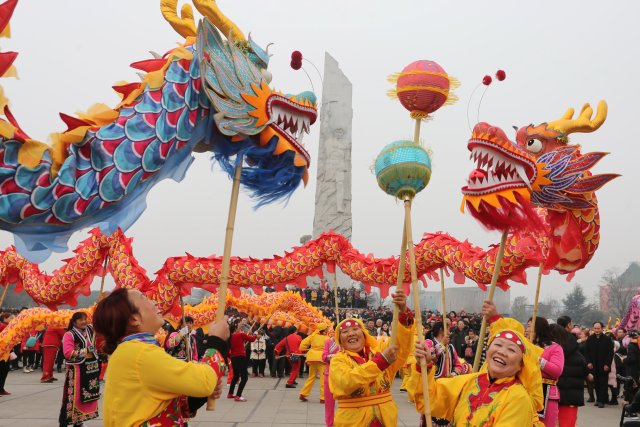 People perform dragon dances on the first day of the Chinese Lunar New Year of Dog, in Mianyang, Sichuan  province,  China, February 16, 2018. REUTERS/Stringer  ATTENTION EDITORS - THIS IMAGE WAS PROVIDED BY A THIRD PARTY. CHINA OUT.