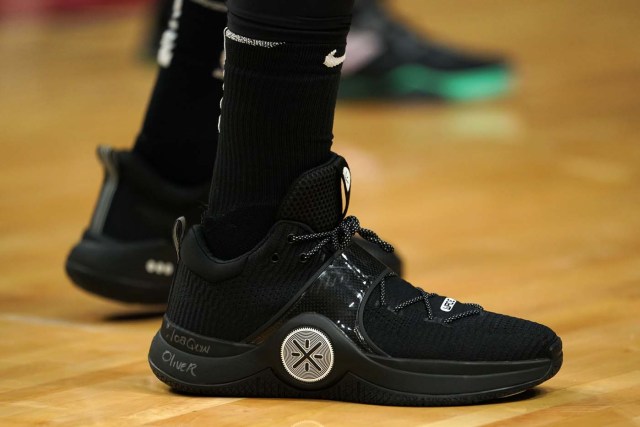   Dwyane Wade jugó este martes con el nombre de  "Joaquin Oliver" el venezolano asesinado en el ataque a la escuela en Parkland en sus zapatos /Foto  Jasen Vinlove-USA TODAY Sports vía Reuters