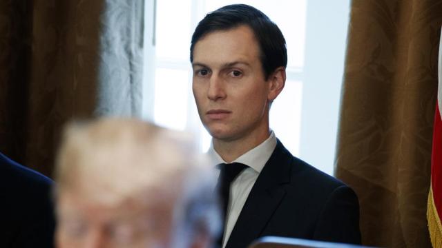 Jared Kushner escucha a Trump en una imagen de archivo durante un encuentro en la Casa Blanca (Evan Vucci / AP)