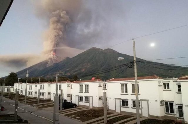 El humo y la ceniza expulsada por el Volcán de Fuego pintó de naranja el cielo de los guatemaltecos. (Foto Prensa Libre: Maira López)