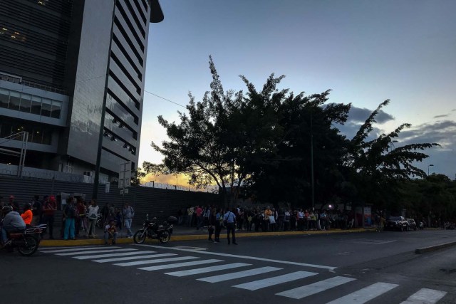 CAR04. CARACAS (VENEZUELA), 06/02/2018.- Vista de una avenida sin electricidad hoy, martes 06 de febrero de 2018, en Caracas (Venezuela). Varias zonas de Caracas y estados vecinos se quedaron hoy sin electricidad pasadas las 16.00 hora local (20.00 GMT) por razones que aún se desconocen, sin que hasta el momento las autoridades del Gobierno venezolano informen al respecto. EFE/Miguel Gutiérrez