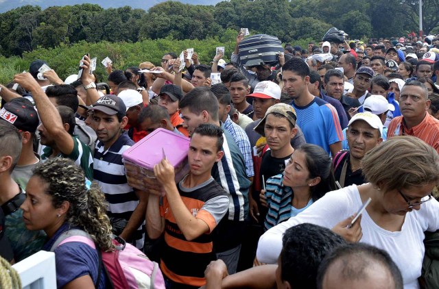 CUC200. CÚCUTA (COLOMBIA), 09/02/2018.- Fotografía cedida por el el diario La Opinión, donde se observa a ciudadanos venezolanos mientras ingresan a Colombia por el puente internacional Simón Bolívar hoy, viernes 9 de febrero de 2018, en Cúcuta (Colombia). Miles de venezolanos que intentan entrar a Colombia por el paso fronterizo de Cúcuta protagonizaron hoy momentos de tensión en el puente internacional Simón Bolívar donde comenzaron a regir nuevos controles de acceso. La multitud, que desde tempranas horas espera bajo un sol inclemente que las autoridades colombianas revisen sus documentos, intentó saltarse las vallas metálicas, lo que obligó a la intervención policial. EFE/Edinsson Figueroa/La Opinión/SOLO USO EDITORIAL/NO VENTAS